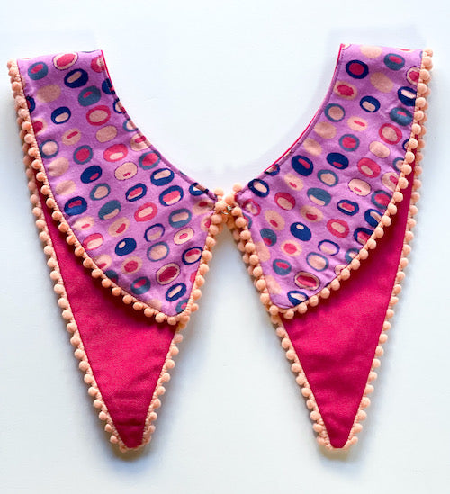 Detached Pointed Collar with Pom-poms - Small purple dots/ hot pink (reversible)
